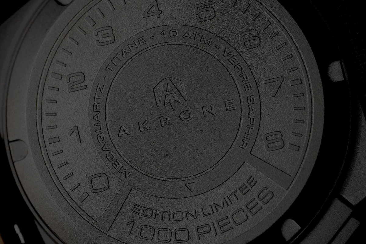 Fond de boîte en acier vissé gravé de l'Akrone S-05 avec spécifications militaires