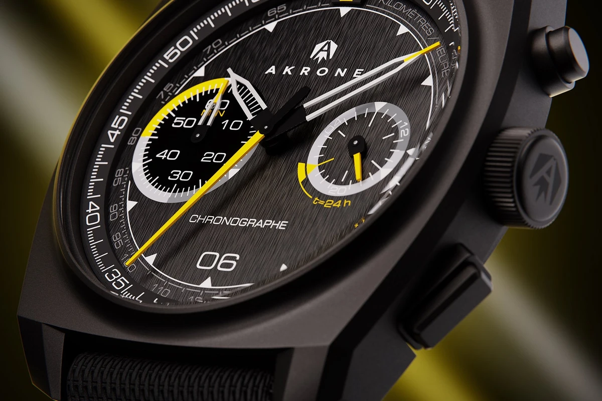 Gros plan sur le cadran de l'Akrone S-05 avec sous-compteurs et accents jaunes